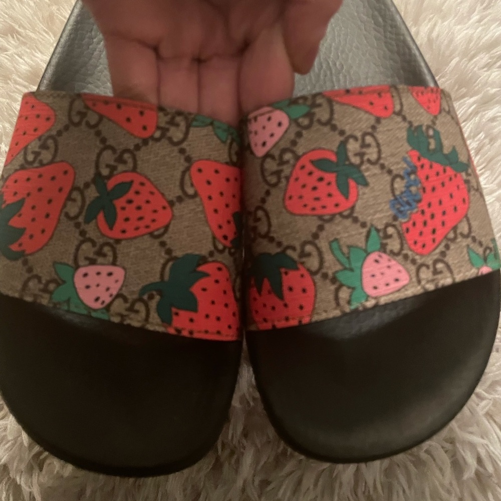 Size 7 Gucci slides ready to ship in great condition